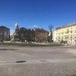 Torino, piazza Carlina ha un nuovo look con l’aiuola verde e le panchine