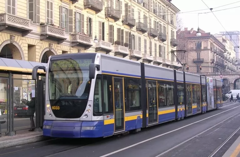 Torino, i tram più veloci e numerosi grazie ai semafori sempre verdi