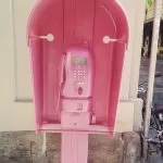 Torino, una cabina telefonica rosa in centro: i curiosi si chiedono il motivo