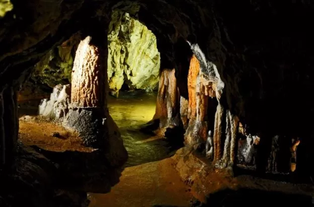 Grotta dei Dossi di Villanova Mondovì: il labirinto colorato d'Italia