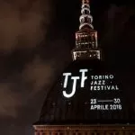 Il logo del Torino Jazz Festival sulla Mole Antonelliana: il simbolo di Torino celebra il ritorno dell’evento