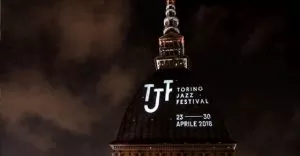 Il logo del Torino Jazz Festival sulla Mole Antonelliana: il simbolo di Torino celebra il ritorno dell'evento