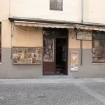 Il centro perde un altro negozio storico: la bottega del Presepe dei Casalegno va via dopo 138 anni