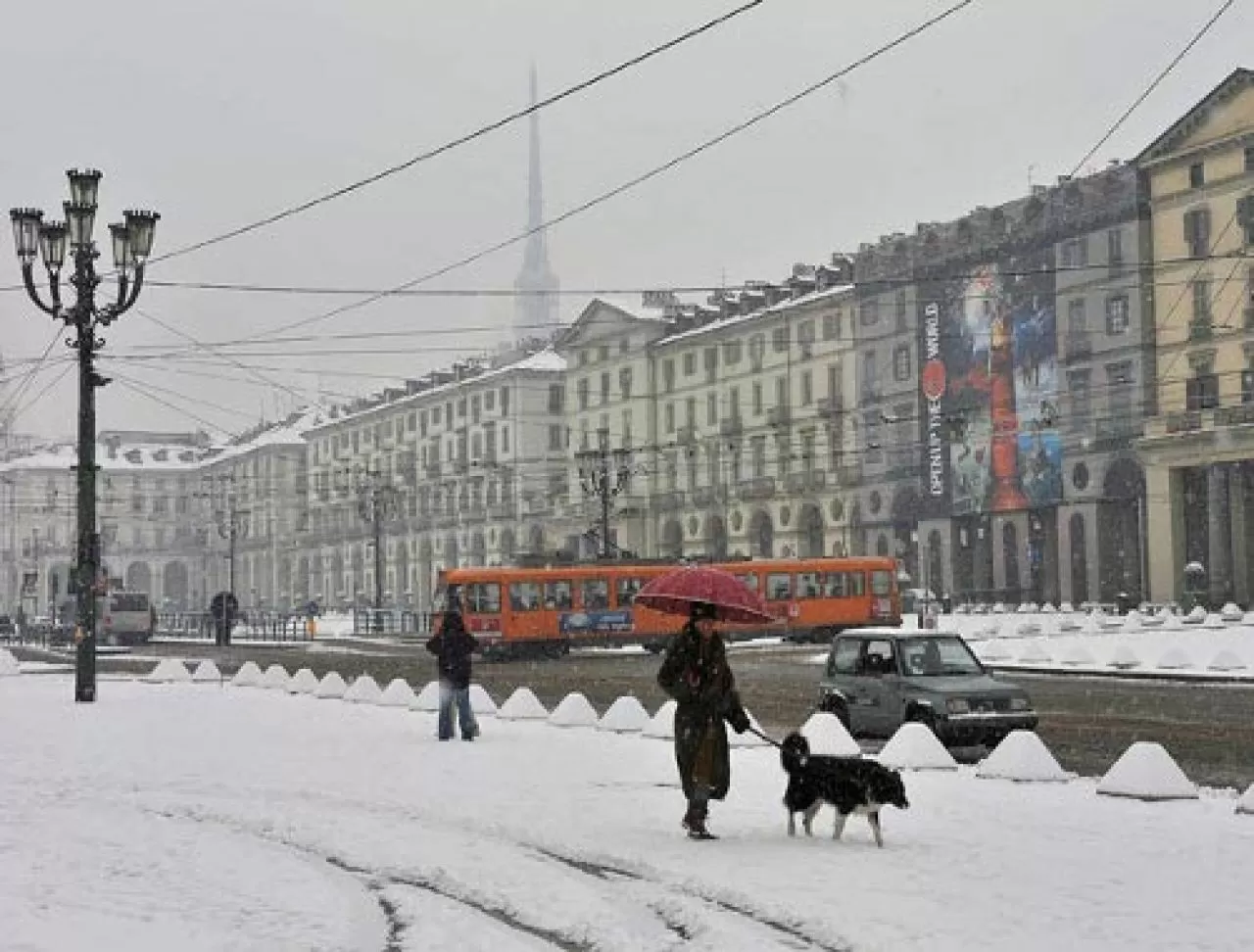 Meteo, a Torino arriva la prima nevicata dell’anno: temperature sotto lo zero nei prossimi giorni