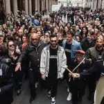 Blitz a sorpresa di Marco Mengoni a Torino: il cantante in via Roma con la banda di Mirafiori