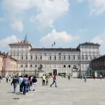 Torino, dai portici di piazza Castello cadono calcinacci: l’area chiusa ai passanti