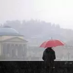 Meteo, a Torino un week end di pioggia e grandine: sulla collina attesa la neve