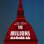 La Mole Antonelliana si illumina di rosso per i 10 milioni di visitatori al Museo del Cinema