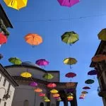Torino, in via Monferrato arrivano 400 ombrelli colorati: un’installazione temporanea per rallegrare la strada pedonale