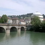 A Torino il Po ripulito dai rifiuti e dalla plastica: in acqua reti galleggianti per liberare il fiume