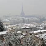 In Piemonte arriva l’inverno: neve a Torino, un metro sulle Alpi e fiocchi in città