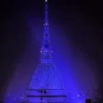La Mole Antonelliana illuminata per le feste: il simbolo della città si veste di blu