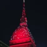 La Mole Antonelliana si illumina di rosso per Natale e per la Vigilia