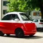 Arriva a Torino Microlino, la mini car elettrica a forma di “bubble car”: sarà l’erede della storica Bmw Isetta