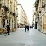 A Torino vie che diventano pedonali e locali sulla strada: così si ripensa al commercio