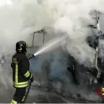 Bus prende fuoco: autista accosta e fa scendere i passeggeri