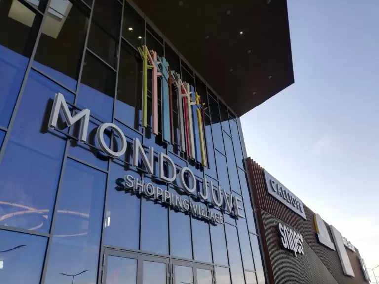 Logo del centro commerciale Mondo Juve all'ingresso