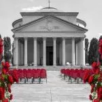 A San Valentino le rose colorano il Mausoleo della Bela Rosin: nuove piante nei pressi della struttura