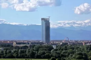 Grattacielo della Regione Piemonte con sfondo le montagne