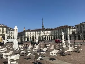 Torino, la ristorazione riparte raddoppiando dehors e tavolini: ne risentono i posti auto