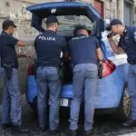 A Torino un’anziana in povertà a digiuno da ore, i poliziotti le regalano la spesa