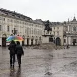 Il maltempo a Torino mette in ginocchio gli esercenti all’aperto: dehors vuoti per la pioggia