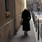 Anziana trova 400 euro per strada a Torino e restituisce ai Vigili