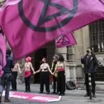 Torino, tornano le Extinction Rebellion davanti al Consiglio regionale: “Nude contro le vostre menzogne”