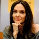 Angelina Jolie visita il Piemonte: a sorpresa a Biella per sostenere la moda ecosostenibile