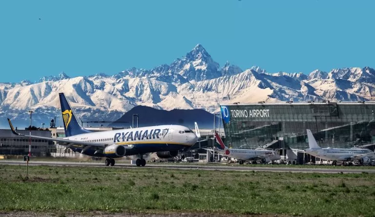 aereo di Ryanair in primo piano - sfondo montagne